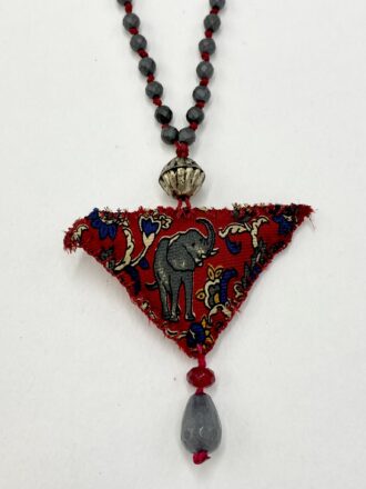 Χειροποίητο κολιέ με ημιπολύτιμες πέτρες και ύφασμα