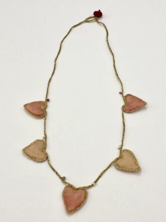 Χειροποίητο κολιέ από χρυσοκλωστή και υφασμάτινες καρδιές