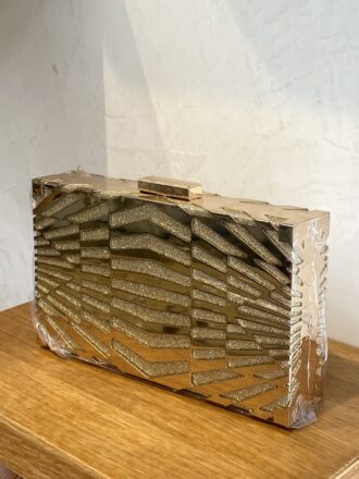 Τσαντάκι με χρυσές λεπτομέρειες