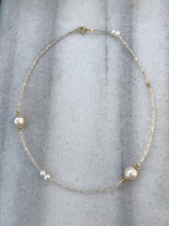 Κολιέ με άσπρες χάντρες και μαργαριτάρια