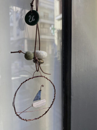 Χειροποίητο συρμάτινο γούρι με καραβάκι